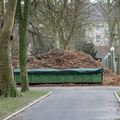 Les feuilles mortes se ramassent à la... benne