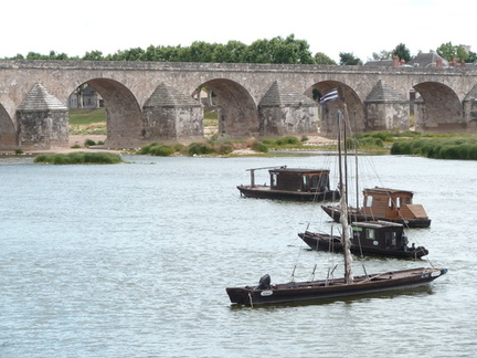 3 toues cabanées et 1 bateau de Loire à Gien