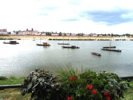 Toues cabanées et bateaux de Loire à fond plat  à Gien