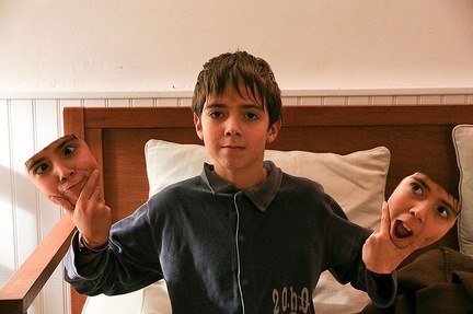 Ivan hésite entre 2 masques d'Hallowen