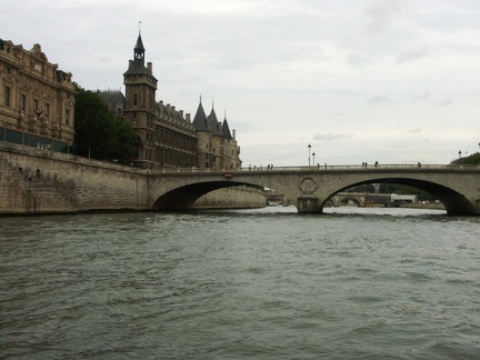 18h43 Le pont Napoléon et la conciergerie