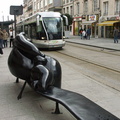 Le tram et la statue de Toutain