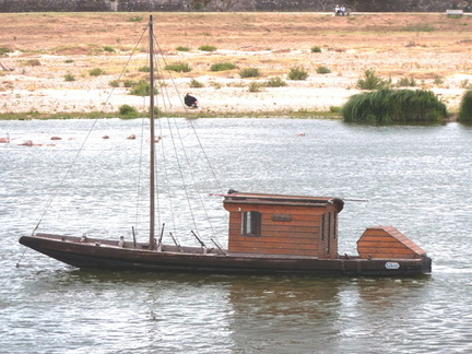  Toue cabanée sur la Loire à Gien