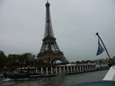  19h09 Sur la Seine on croise  le capitaine Fracasse au pied de la tour Eiffel