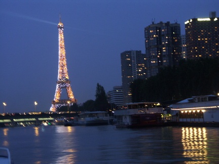 20h01- La Tour Eiffel glignote 10mn toutes les heures