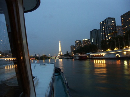  20h02- La Tour Eiffel glignote 10mn toutes les heures