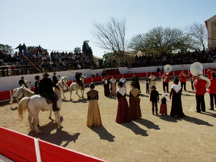 Fanfare, arlésiennes et gardians se présentent dans l'arène pour l'entrée des raseteurs et des tourneurs